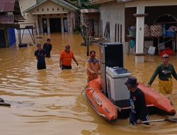 BPBD dan Dinsos Kendari Tangani Warga Terdampak Banjir Kali Wanggu