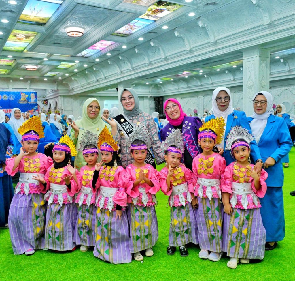Bunda PAUD Kota Kendari, Siska Karina Imran, hadir pada HUT IGTKI-PGRI, mendukung pendidikan anak usia dini.