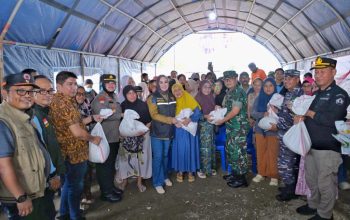 Wali Kota Kendari menyalurkan bantuan pangan kepada korban banjir.
