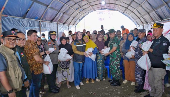 Wali Kota Kendari Salurkan Bantuan Pangan untuk Korban Banjir