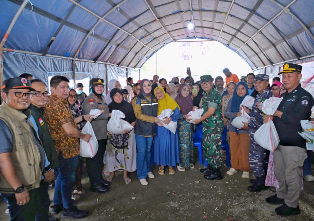 Wali Kota Kendari menyalurkan bantuan pangan kepada korban banjir.