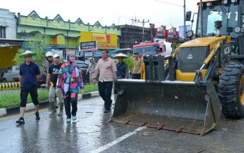 Wali Kota Kendari turun memantau kondisi banjir di wilayah kota.