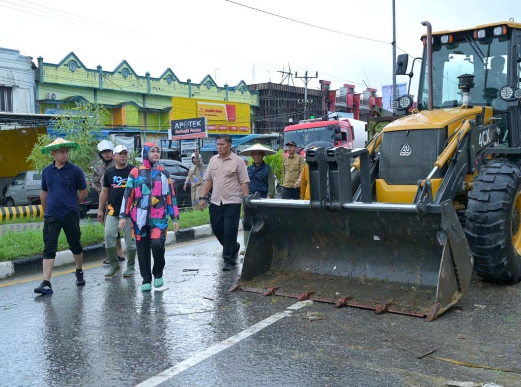Wali Kota Kendari turun memantau kondisi banjir di wilayah kota.