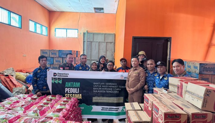 Peduli Korban Banjir, ANTAM UBPN Konawe Utara Salurkan 440 Karung Beras dan Ratusan Dus Sembako