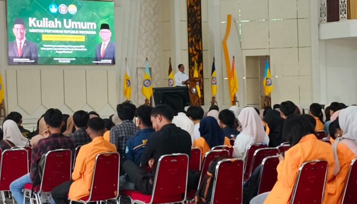 Mentan Amran Sulaiman Beri Kuliah Umum di UHO: “Kalau Nda Jadi Menteri, Siap Mengajar Gratis”