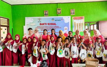 Dukung Pendidikan, PWAT Konut dan CSR PT Antam Konut Gelar Bakti Sosial di Kecamatan Molawe