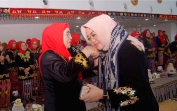 Dra. Hj. Sri Yastin Asrun, MM dikenal luas atas pengabdiannya.
