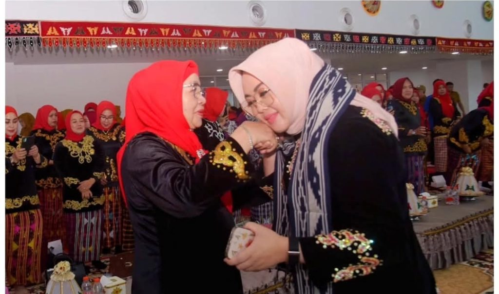 Dra. Hj. Sri Yastin Asrun, MM dikenal luas atas pengabdiannya.