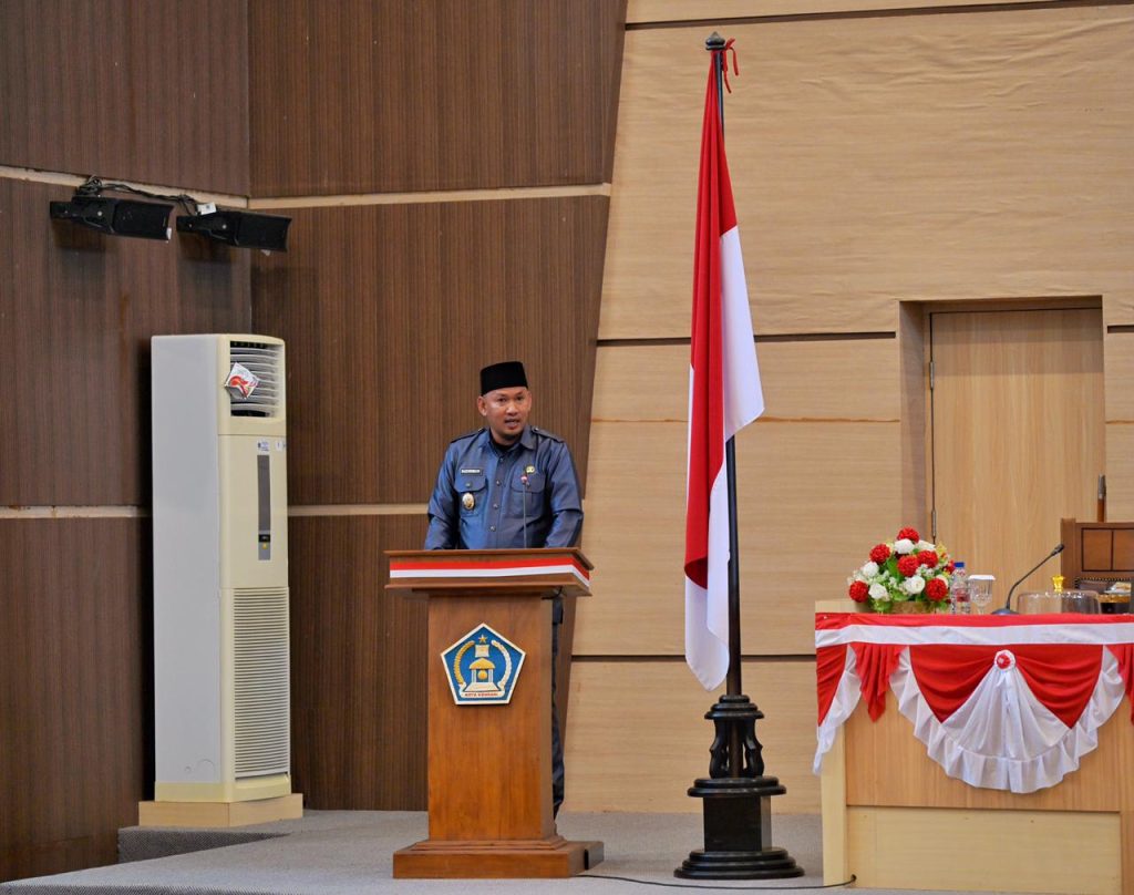 Ketua DPRD Kota Kendari La Ode Muh Inarto memimpin Rapat Paripurna.