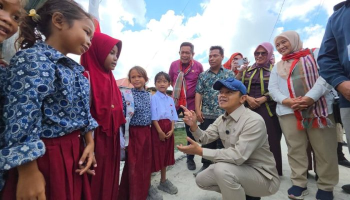 Didampingi Wagub ke Wakatobi, Wamendikdasmen Telepon Langsung Direktur SD, Minta Sekolah Suku Bajo Segera Direvitalisasi
