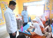 Danlanud Haluoleo Tinjau Penyaluran Perdana MBG, Pastikan Gizi Anak Terpenuhi Sesuai Standar