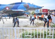 Semarak Hari Bakti ke-79 TNI AU, Lanud Haluoleo Bersihkan Monumen A-4 Skyhawk sebagai Wujud Pelestarian Sejarah