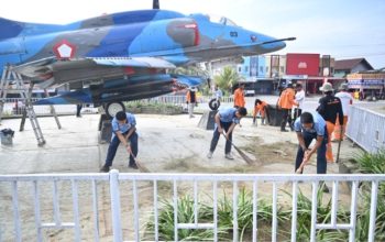 Semarak Hari Bakti ke-79 TNI AU, Lanud Haluoleo Bersihkan Monumen A-4 Skyhawk sebagai Wujud Pelestarian Sejarah