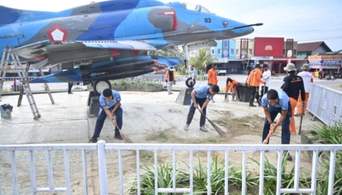 Semarak Hari Bakti ke-79 TNI AU, Lanud Haluoleo Bersihkan Monumen A-4 Skyhawk sebagai Wujud Pelestarian Sejarah