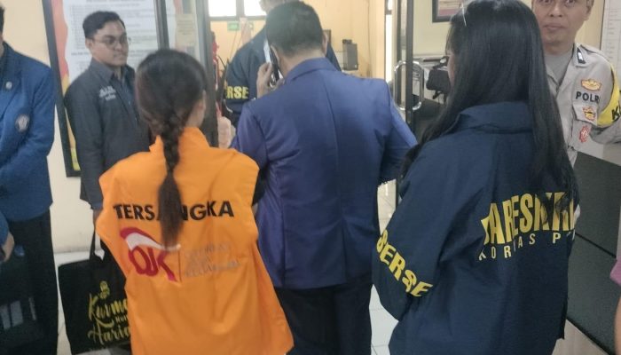 OJK Serahkan Komisaris PT BPR DCN Tersangka Dugaan Tindak Pidana Perbankan ke JPU