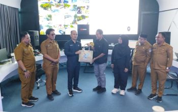 Rombongan Diskominfo Bontang diterima di Command Center Kendari untuk mempelajari sistem digital.