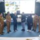 Rombongan Diskominfo Bontang diterima di Command Center Kendari untuk mempelajari sistem digital.