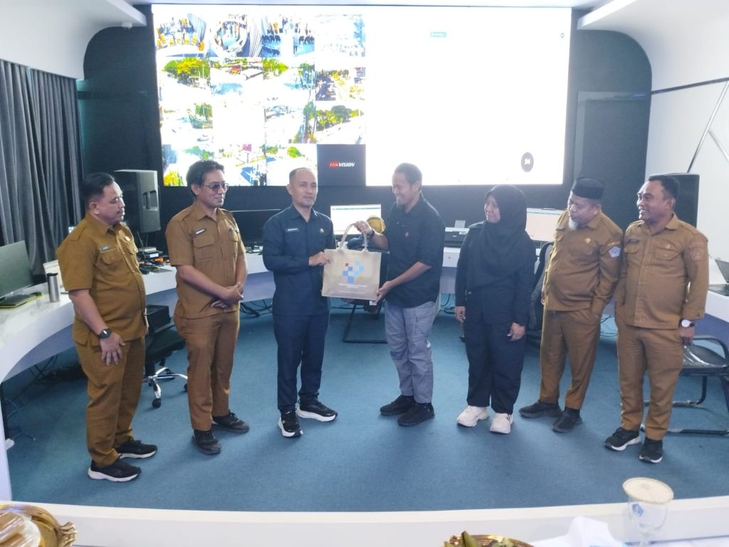 Rombongan Diskominfo Bontang diterima di Command Center Kendari untuk mempelajari sistem digital.