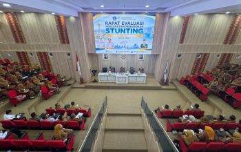 Sekda Kendari sedang memimpin rapat evaluasi GENTING.