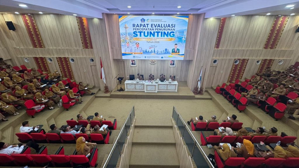 Sekda Kendari sedang memimpin rapat evaluasi GENTING.