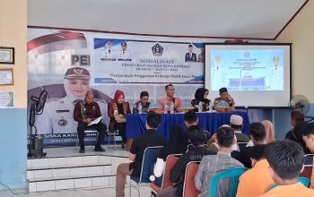 Sekda Amir Hasan meresmikan sosialisasi Perda di Kendari.