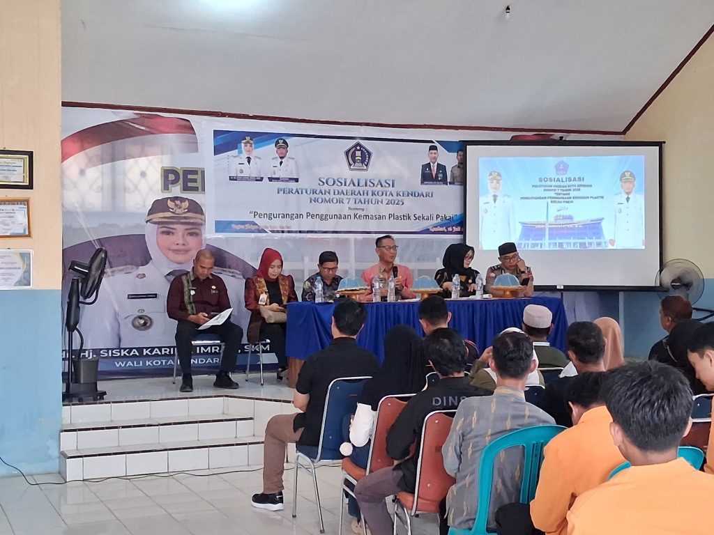 Sekda Amir Hasan meresmikan sosialisasi Perda di Kendari.