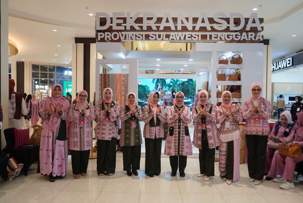 Shintya Putri Anawula Sudirman hadiri pameran di Makassar.