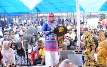 Wali Kota Kendari mengajak masyarakat Muna berperan aktif dalam pembangunan.