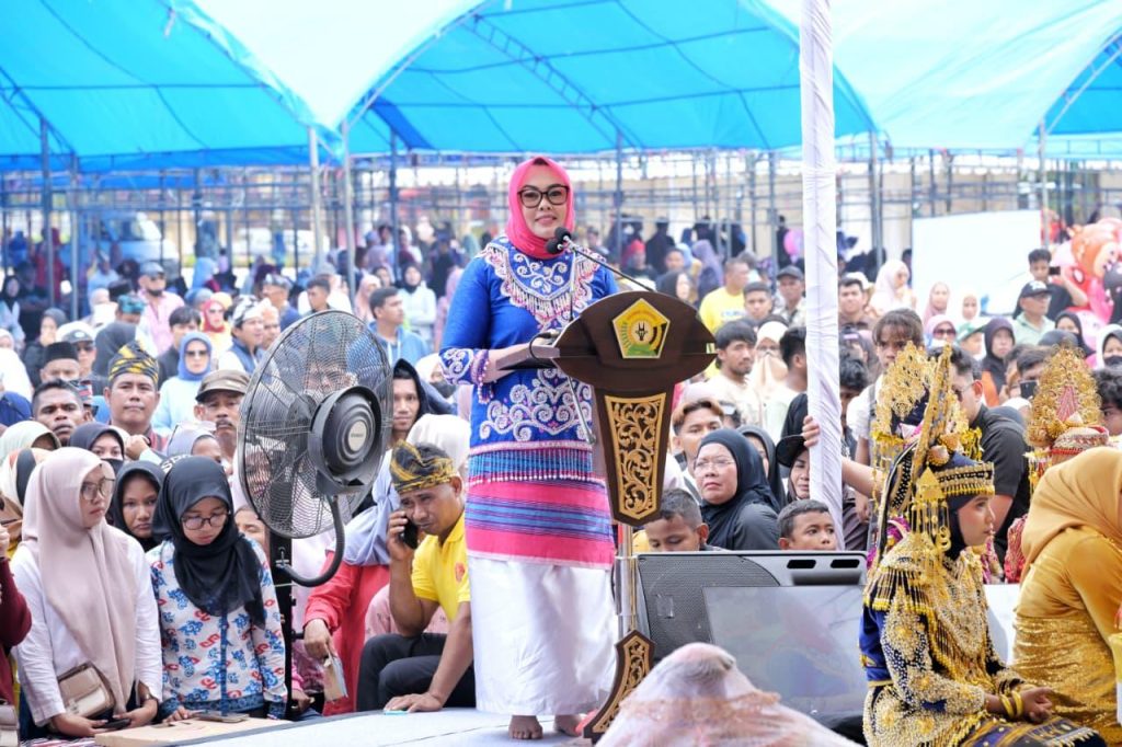 Wali Kota Kendari mengajak masyarakat Muna berperan aktif dalam pembangunan.