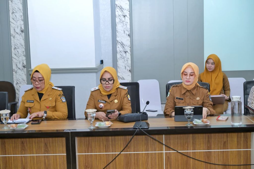Wali Kota Kendari memimpin rapat pasca Rakernas APEKSI 2026.