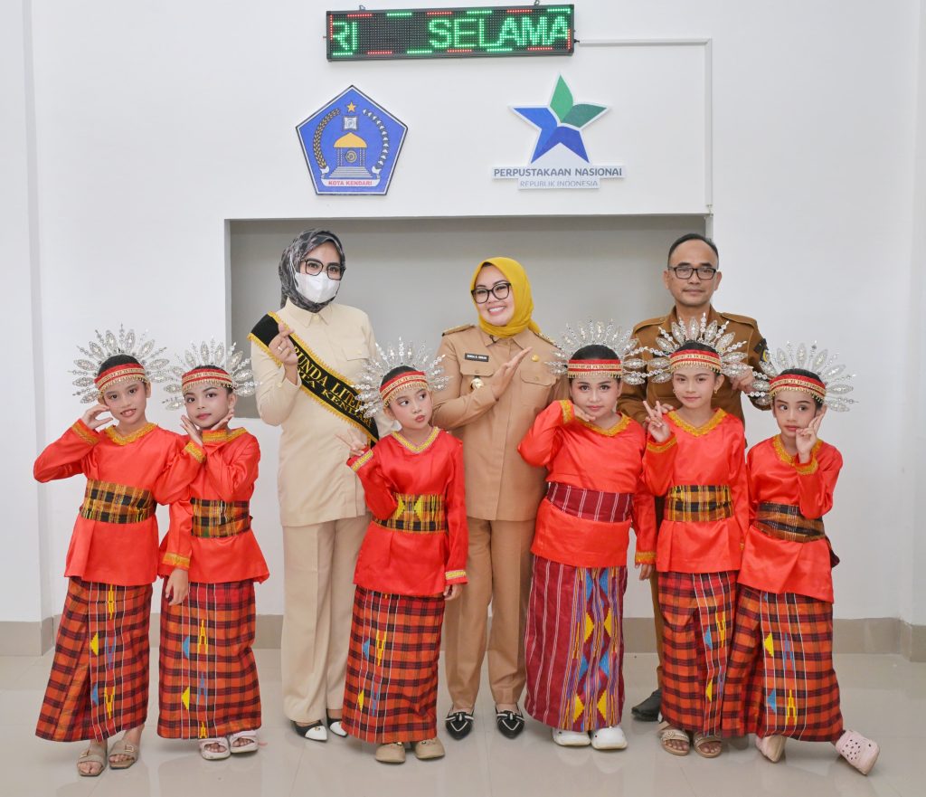 Wali Kota Kendari menyampaikan pentingnya literasi untuk pembangunan sumber daya manusia.