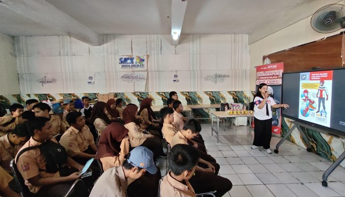 Asmo Sulsel dan Polsek Somba Opu Edukasi Safety Riding bagi Siswa SMKN 14 Gowa