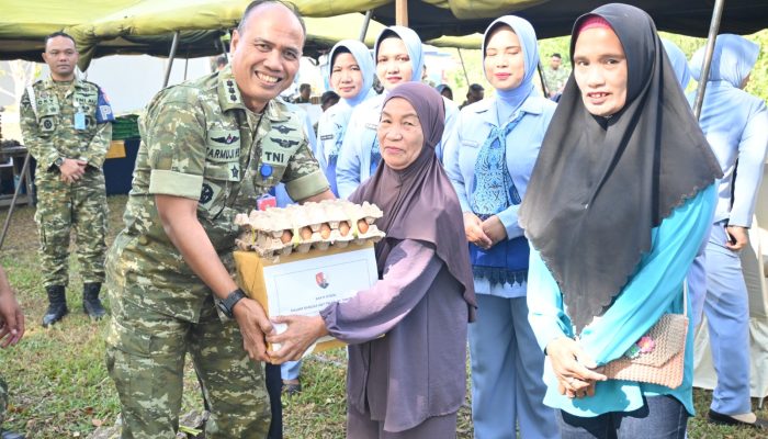 Sambut HUT ke-81 TNI, Lanud Haluoleo Bantu Warga Lewat Pasar Murah dan Sembako