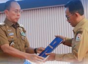 Gubernur Andi Sumangerukka Serahkan SK Plt Kadis Dikbud Sultra ke Mukhtar