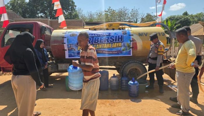 Kemarau Melanda, Polsek Lantari Jaya Turun Langsung Salurkan Air Bersih untuk Warga